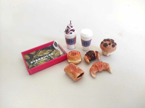 Set de comida miniatura para muñecas que incluye café y pasteles de Starbucks.