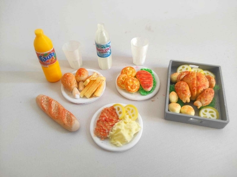 Set de comida miniatura salada con pollo, acompañamientos y bebidas para muñecas