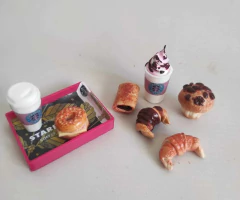 Miniaturas de comida para muñecas, incluyendo bebidas y pasteles de Starbucks.
