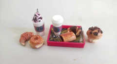 Miniaturas de comida y bebidas de Starbucks para muñecas, incluyendo helado, café y pasteles.