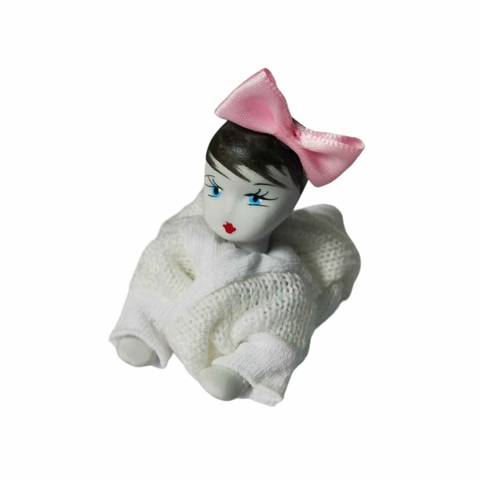 Bebê pequena boneca de Porcelana engatinhando com roupa e laço rosa 7,5x3x5 cm Cabelo preto