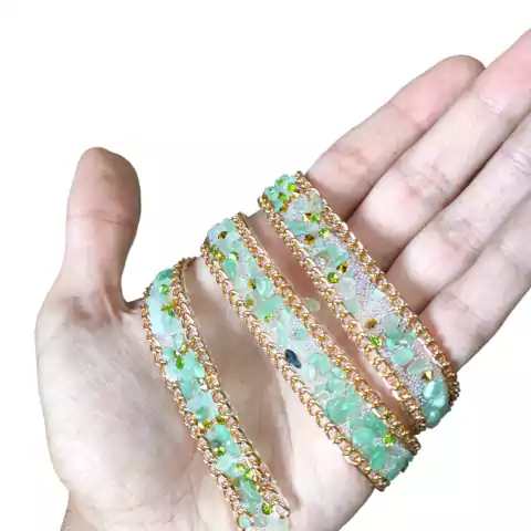 Manta De Pedraria E Cascalhos Verde Claro Com Corrente Dourada Rolo