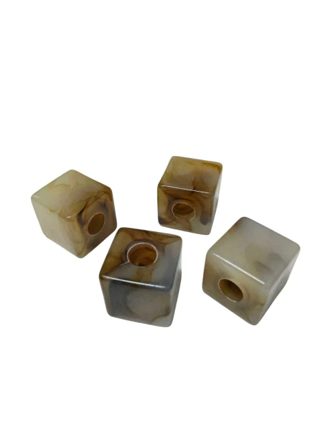 3 Contas Quadradas De Pedras Em Resina Marrom Mesclada Com Furo Passante - 2x2cm - comprar online