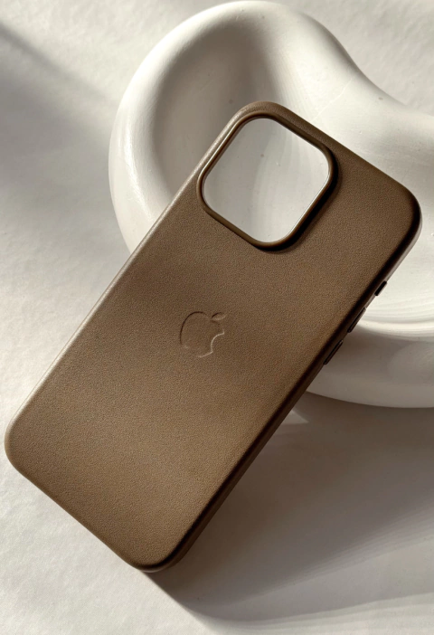 Capinha iPhone 15 de Couro - Mocha Mousse - comprar online