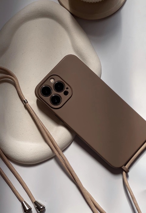 Capinha iPhone 15 Pro Max de Cordão - Mocha Mousse STRAP CASE - comprar online