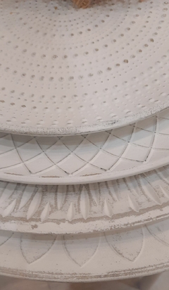 Bandeja tallada en acabado blanco antiguo - comprar online