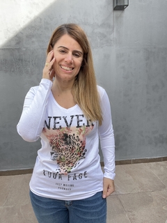 Remera Never Look