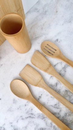 KIT UTENSÍLIOS DE BAMBU COM SUPORTE na internet