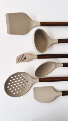 KIT DE UTENSÍLIOS ESSENCIAL (6 PEÇAS) - CREME - comprar online