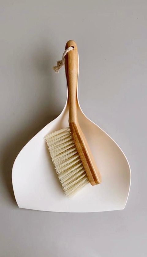 ESCOVA DE BAMBU COM PÁ P/ LIMPEZA - OFF WHITE