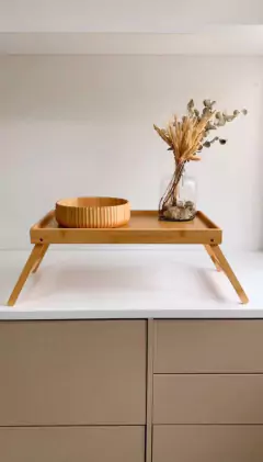 BANDEJA COM PÉS DOBRÁVEIS DE BAMBU