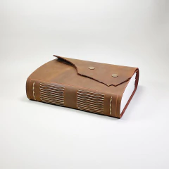 Diario de cuero opaco con broches metálicos, 400 hojas bookcel ahuesadas.