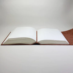 Diario de cuero opaco con broches metálicos, 400 hojas bookcel ahuesadas.