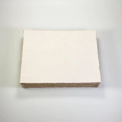 hojas de 120 gramos añejadas artesanalmente con los bordes desgarrados