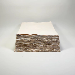 hojas de 120 gramos añejadas artesanalmente con los bordes desgarrados