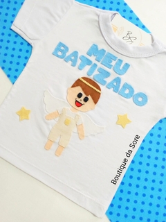 camiseta branca infantil personalizada com o tema meu batizado com um anjinho e estrelas