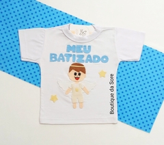 Camiseta branca infantil personalizada com o tema meu batizado um anjinho e estrelas