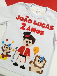 camiseta infantil branca personalizada com o tema circo um menino magico com macaco fazendo malabarismo e leao com bexiga para comemorar aniversario e mesversario do bebe