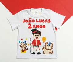 camiseta infantil branca personalizada com o tema circo um menino magico com macaco fazendo malabarismo e leao com bexiga para comemorar aniversario e mesversario do bebe