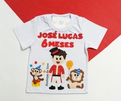 camiseta infantil branca personalizada com o tema circo um menino magico com macaco fazendo malabarismo e leao com bexiga para comemorar aniversario e mesversario do bebe