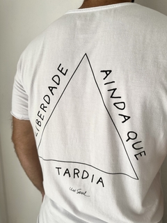 Camiseta liberdade ainda que tardia - loja online
