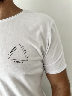 Camiseta liberdade ainda que tardia na internet