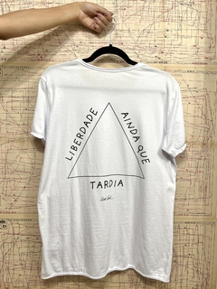 Camiseta liberdade ainda que tardia - comprar online