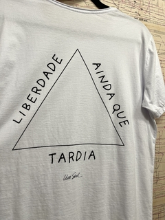 Camiseta liberdade ainda que tardia na internet