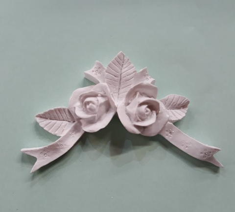 RESINA APLIQUE ROSA LAÇO 10X5CM