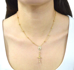 COLLAR CORTO CON CRUZ Y SAN BENITO CON ZIRCONIAS. ORO LAMINADO 18K - comprar en línea