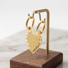 DIJE CORAZÓN PARTIDO CHICO. ORO LAMINADO 18K en internet
