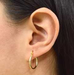 ARRACADA LISA DELGADA 20MM X 2MM. ORO LAMINADO 18K - comprar en línea