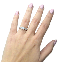 Anillo De Compromiso Zirconia Cuadrada Y Laterales Elevadas. Plata 0.925 - comprar en línea
