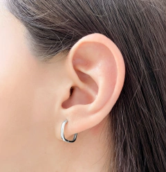 Arracada Huggie Chica Cuadrada. Chapa de Rodio en internet