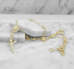 COLLAR CORTO CON CRUZ Y SAN BENITO CON ZIRCONIAS. ORO LAMINADO 18K - tienda en línea