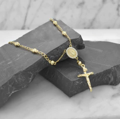 Imagen de COLLAR CORTO CON CRUZ Y SAN BENITO CON ZIRCONIAS. ORO LAMINADO 18K