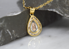 Dije Medalla Virgen Gota 3 Oros Con Zirconias Chica. Sin Cadena. Chapa De Oro 14k - CATÁLOGO BLANCO