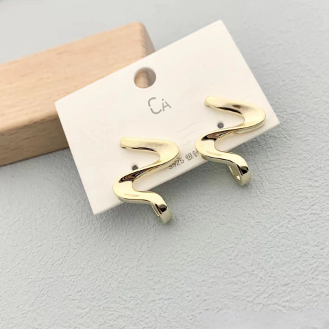 Aretes Dalia Con Poste De Plata. Oro Laminado 18k