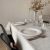 Mantel impermeable estandar crudo con fleco grande