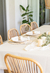 Mantel impermeable premium blanco tiza con puntilla ondas