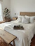Pie de cama Clara / Manta off white - comprar online