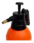 Pulverizador fumigador a presión de 2 litros con diseño profesional, mango y boquilla ajustable.