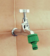 Adaptador de canilla de 3/4" con un conector verde para mangueras de ½ en un grifo cromado.
