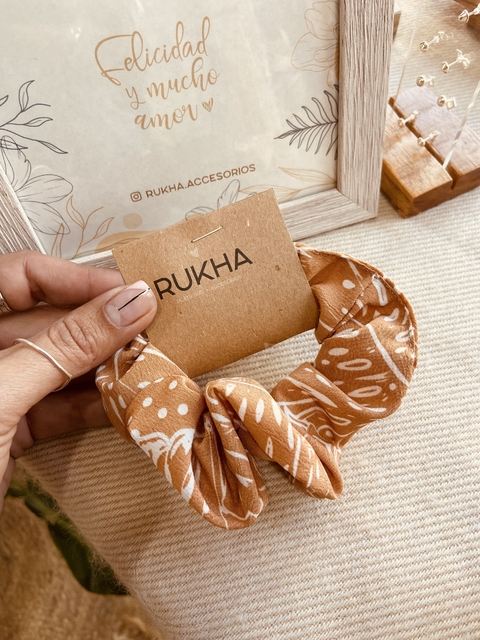 SCRUNCHIE MONSTERA CAMEL