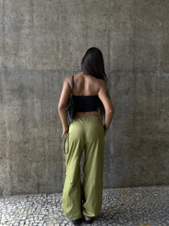 Calça Parachute na internet