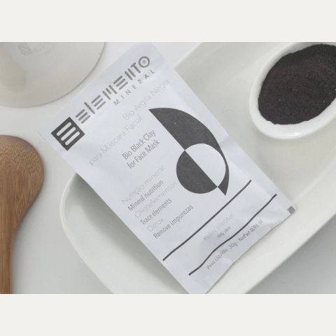 A BIO ARGILA NEGRA da Elemento Mineral é a solução ideal para peles oleosas e acneicas. Este poderoso detox natural é enriquecido com silício e titânio, oligoelementos essenciais que ajudam a desintoxicar e equilibrar a oleosidade da pele. Compre na Make 