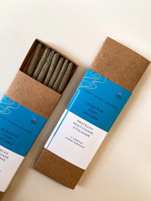 Incenso Natural de Alecrim com Jatobá te ajuda a atravessar fases com força, clareza e proteção. Combinação ancestral entre a erva da vitalidade Alecrim e a resina protetora Jatobá, que eleva sua frequência e revigora mente, corpo e espírito. Compre na Ma