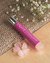 Roll-On Alma Feminina com Quartzo Rosa. Passar na região do peito, pulsos, nuca, atrás das orelhas, têmporas, terceiro olho e nas palmas das mãos fazendo movimentos circulares e inalando o cheiro do blend. Compre aromaterapia na Make a Pause.