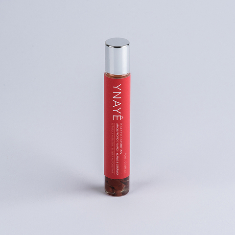 Roll-On Amor Próprio com Óleo vegetal de semente de uva, óleos essenciais de Ylang-Ylang & Gerânio e cristal Jaspe Vermelho. Estimula a beleza e eleva a autoestima. O jaspe vermelho ativa o chakra da raiz no corpo espiritual. Compre aromaterapia na Make a