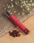 Roll-On Amor Próprio com cristal Jaspe Vermelho. Passar na região do peito, pulsos, nuca, atrás das orelhas, têmporas, terceiro olho e nas palmas das mãos fazendo movimentos circulares e inalando o blend. Compre aromaterapia na Make a Pause.